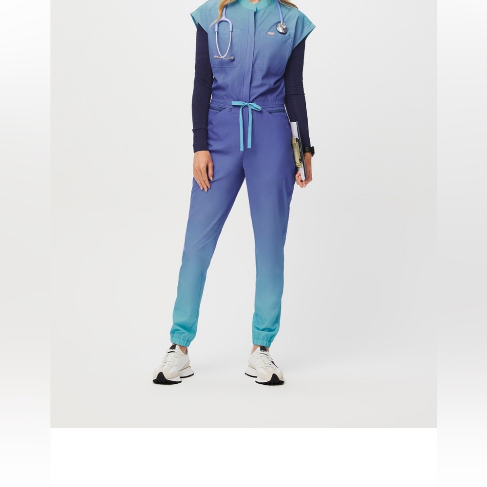 FIGS women’s ombré freex scrub suit